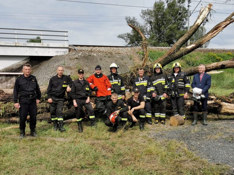 Strażacy i pracownicy PKP udrożnili zator na Nysie Kłodzkiej