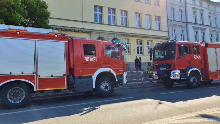 Alarm bombowy w Zespole Szkół Ekonomicznych w Brzegu. Ewakuowano 14 pracowników szkoły