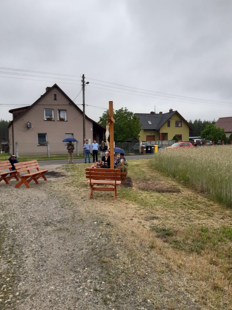Drewniany krzyż stanął w Borucicach. Powstał z inicjatywy lokalnej społeczności