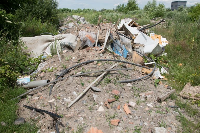 Kolejne tony nielegalnych odpadów w Skarbimierzu-Osiedle! Wójt Pulit i urzędnicy milczą