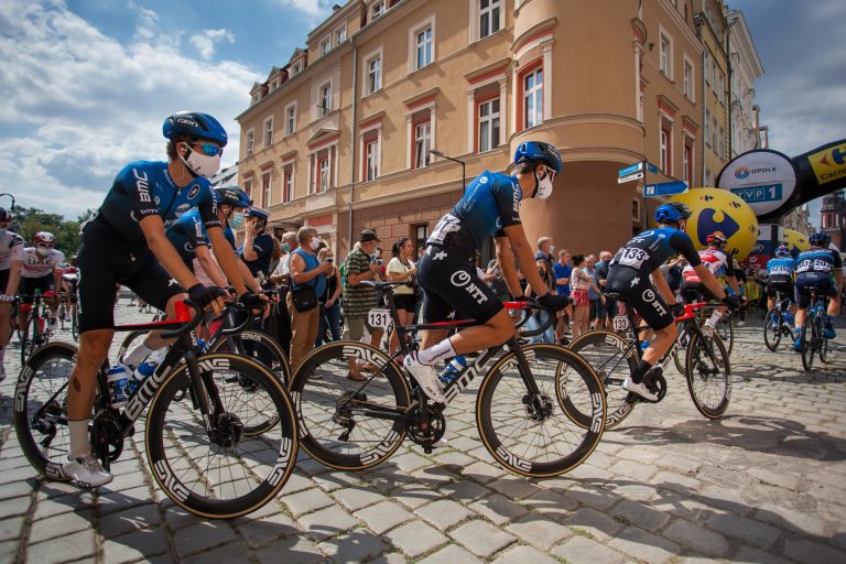 Tour de Pologne wróciło na Opolszczyznę. Kolarze wystartowali z Opola [ZDJĘCIA]