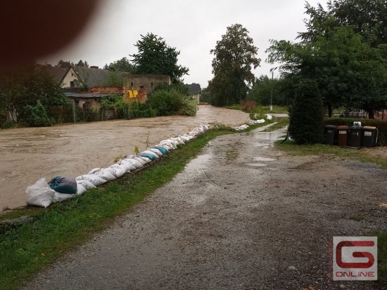 Podtopienia na Opolszczyźnie. Strażacy z powiatu brzeskiego pojechali na pomoc w Głuchołazach