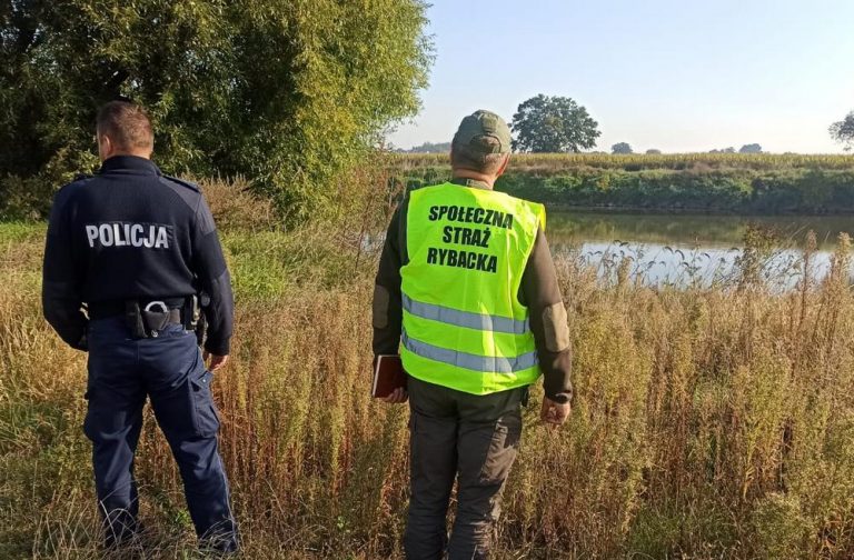 Policjanci, strażnicy leśni oraz wolontariusze straży rybackiej patrolują akweny w gminie Skarbimierz