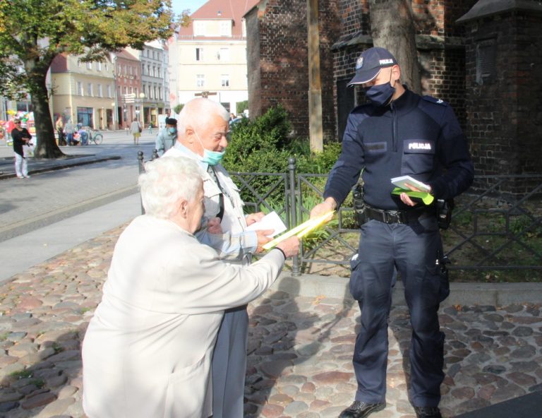 Dzielnicowi z Brzegu i Skarbimierza rozmawiali z seniorami jak uniknąć oszustów