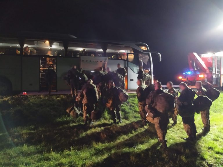 Autobus z żołnierzami wypadł z drogi na autostradzie A4. Trzy osoby zostały poszkodowane