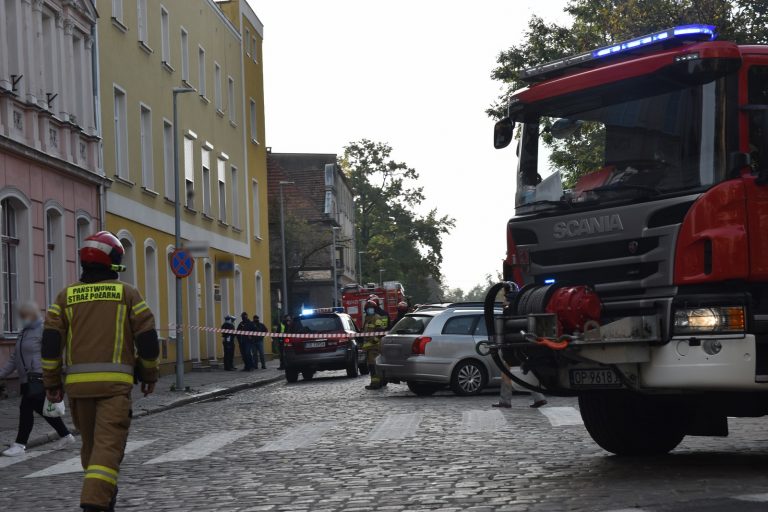 Ładunek wybuchowy pod kancelarią notarialną w Brzegu? Na miejsce jadą policyjni pirotechnicy [aktualizacja]