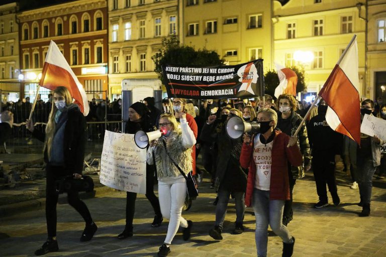 Protesty po decyzji TK przybierają na sile. Manifestacja w Brzegu liczniejsza niż w piątek [GALERIA + WIDEO]