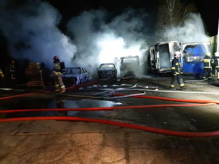 Pożar w Przeczy mogli spowodować włamywacze. Spłonęło pięć samochodów i kontener warsztatowy