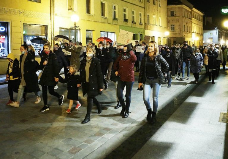 MEN ostrzega nauczycieli w związku z protestami kobiet. ZNP w Brzegu odpowiada
