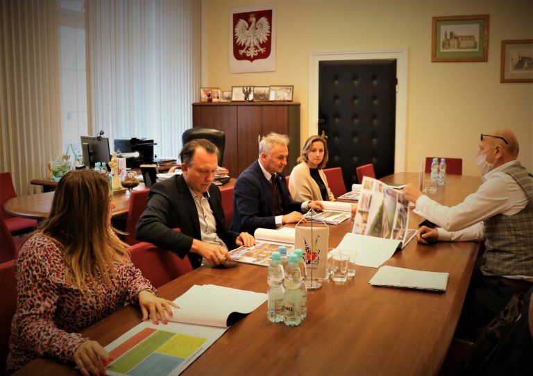Zapytaliśmy burmistrza Wrębiaka o jego spotkania z inwestorem. Nie ma żadnych konkluzji, to była „herbatka u Tadka”