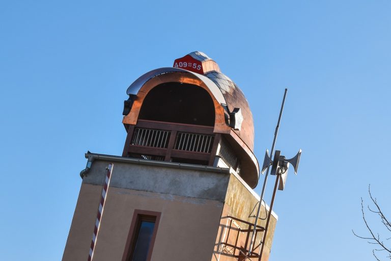 Wielki strażacki hełm zwieńczył wieżę remizy OSP w Przylesiu