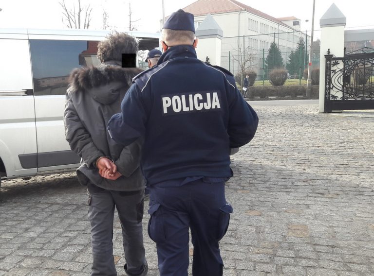 Policjanci z Lewina Brzeskiego zatrzymali mężczyznę, który ukrywał się przed odbyciem kary więzienia