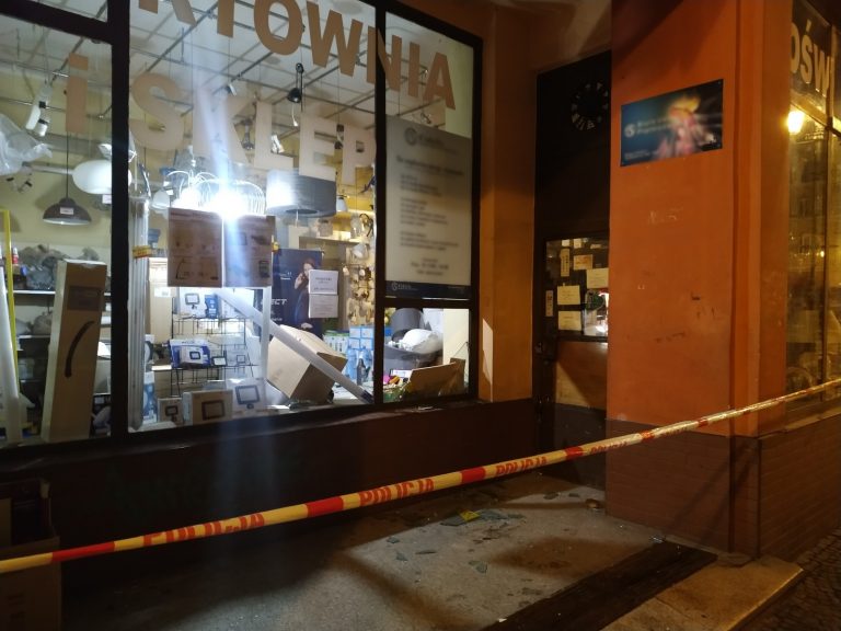 „Potrójne” włamanie do sklepu w centrum Brzegu. Obok znajduje się miejski monitoring, ale…
