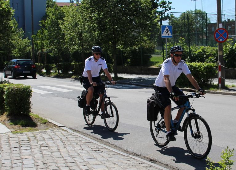 Policjanci przypominają rowerzystom o podstawowych zasadach w ruchu drogowym