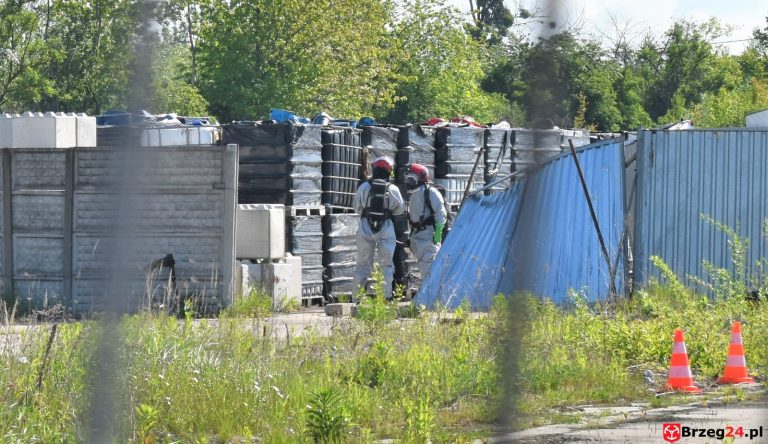 Strażacy sprawdzają rozszczelnienia zbiorników z chemikaliami na nielegalnym składowisku w Skarbimierzu-Osiedle