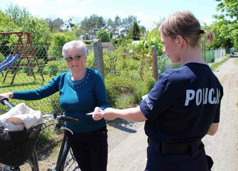 Policjanci z Brzegu rozmawiali z seniorami o sposobach działania oszustów