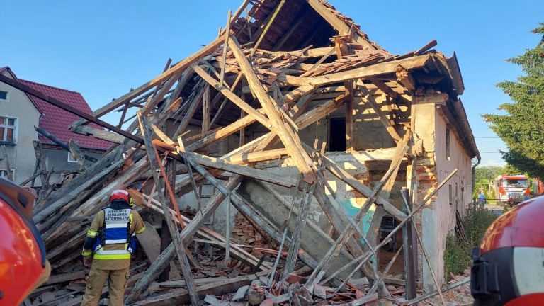 W Żłobiźnie runęła część dachu niezamieszkałego budynku