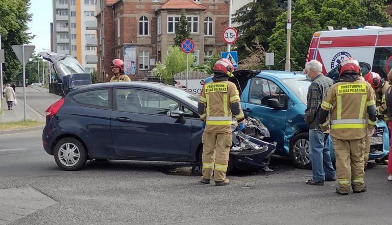 Zderzenie trzech aut na newralgicznym skrzyżowaniu w Brzegu