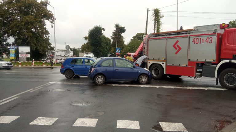 Wypadek na ul. Krakusa w Brzegu. Dwie osoby poszkodowane