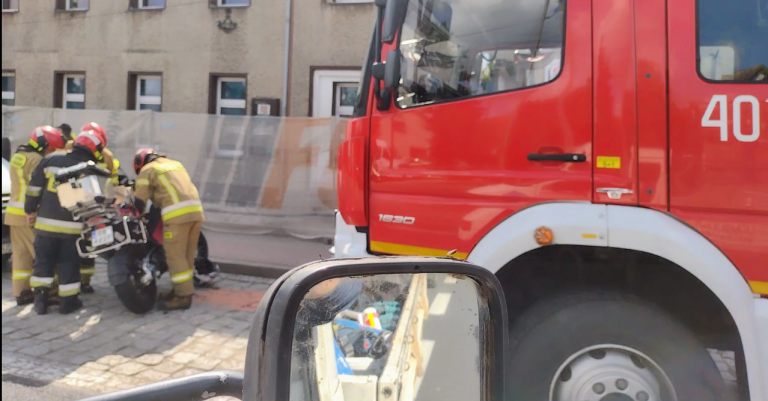 Wypadek na DK 94 w Łosiowie. Motocyklista zderzył się z busem