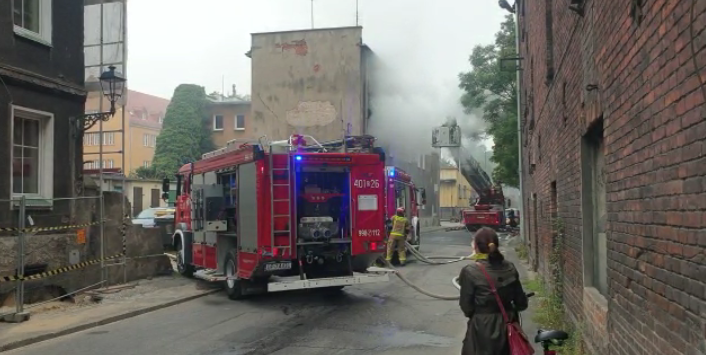 Pożar mieszkania w Brzegu. 7 osób ewakuowano z budynku