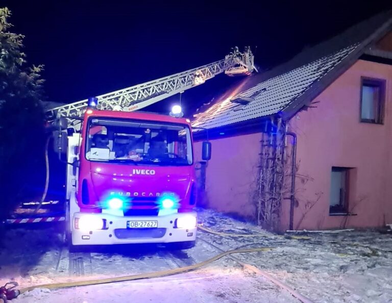 Nocny pożar poddasza domu jednorodzinnego w Małujowicach