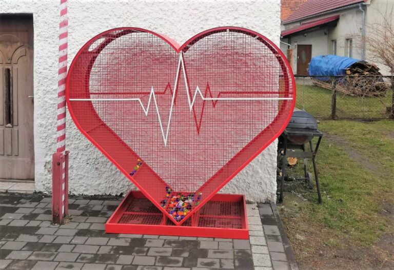 Czerwone serce na plastikowe nakrętki stanęło przed remizą OSP w Czeskiej Wsi