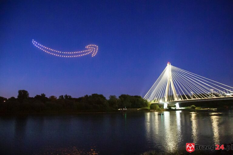 Specjalny pokaz dronów w Warszawie z okazji pierwszego Amazon Prime Day w Polsce