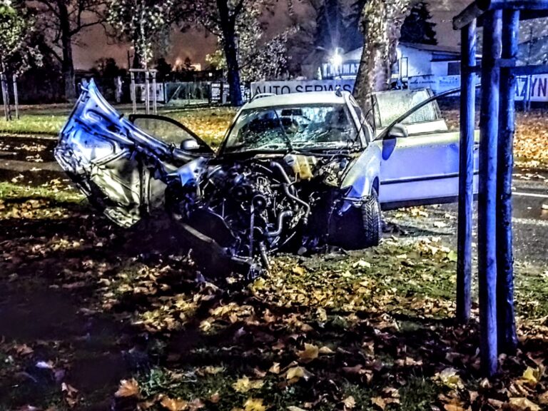 Policja ustala okoliczności wypadku na ul. Starobrzeskiej. 18-letni kierowca z ciężkimi obrażeniami trafił do szpitala