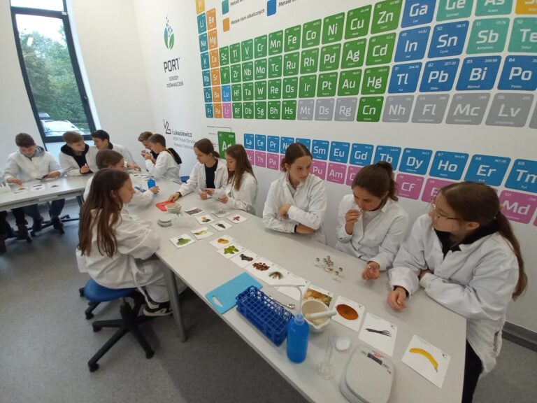 Uczniowie z „Ósemki” na zajęciach chemicznych PORT