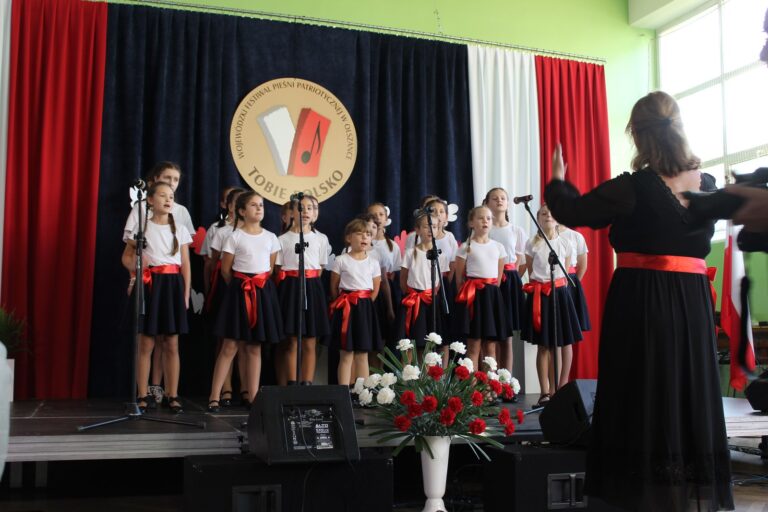 Olszańskie „Słowiki” podczas XXVII Wojewódzkiego Festiwalu Pieśni Patriotycznej “Tobie Polsko”