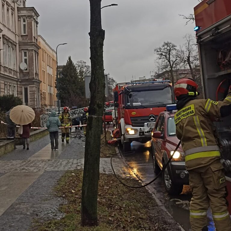 Pożar na poddaszu budynku wielorodzinnego w Brzegu. Zapaliła się… szafa