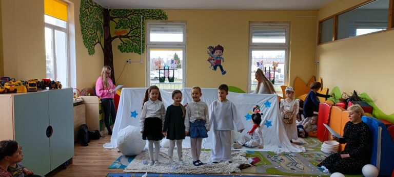 Dzieci dzieciom, czyli występ artystyczny przedszkolaków dla młodszych grup ze żłobka
