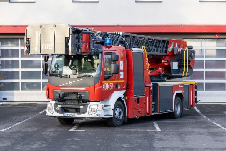 Strażacy z Brzegu otrzymali nowy wóz z drabiną mechaniczną