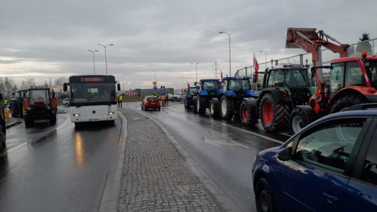 Rolnicy  rozpoczęli strajk na drogach: „Dziękujemy kierowcom za wyrozumiałość”