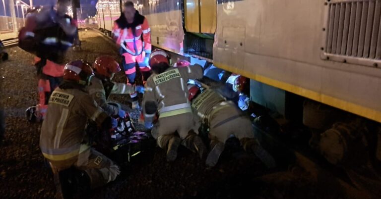 60-latek wpadł pod pociąg na stacji w Brzegu. Mężczyzna z poważnymi obrażeniami nogi został przetransportowany do szpitala